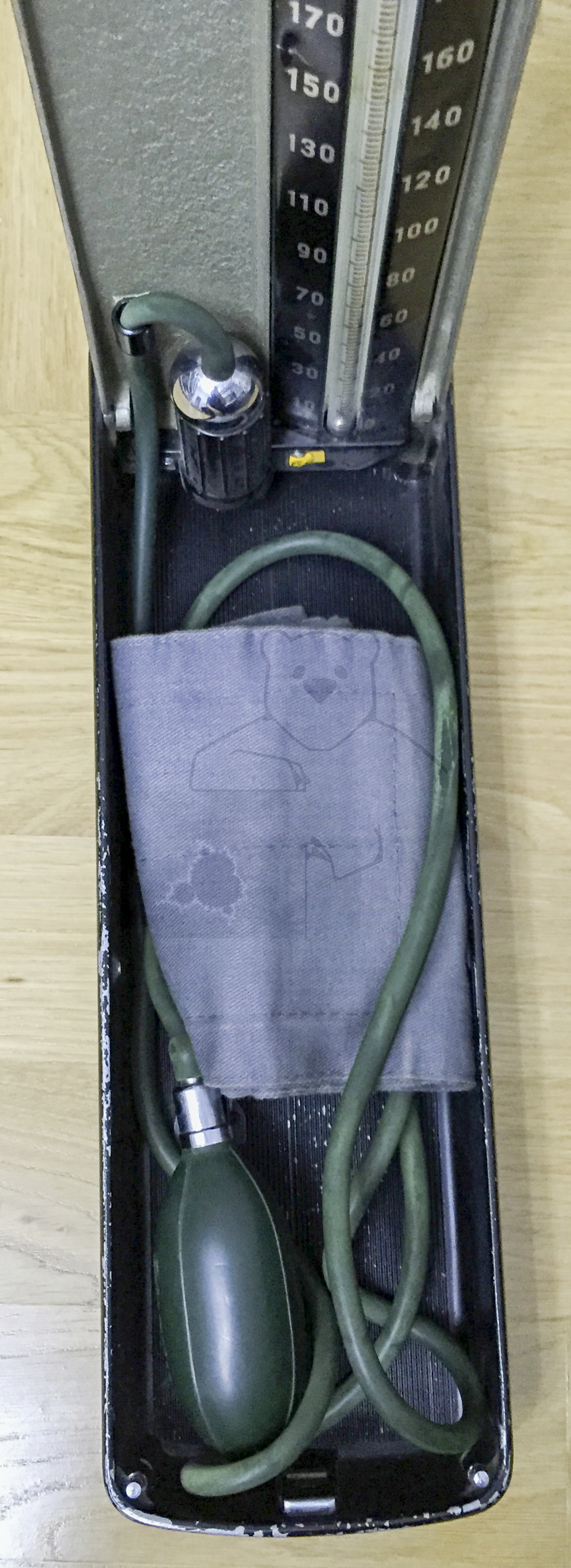 Erka 300 Blutdruckmesser (Sphygmomanometer), Originalzustand, 1960'er Jahre, Manschette und GeblÀseball